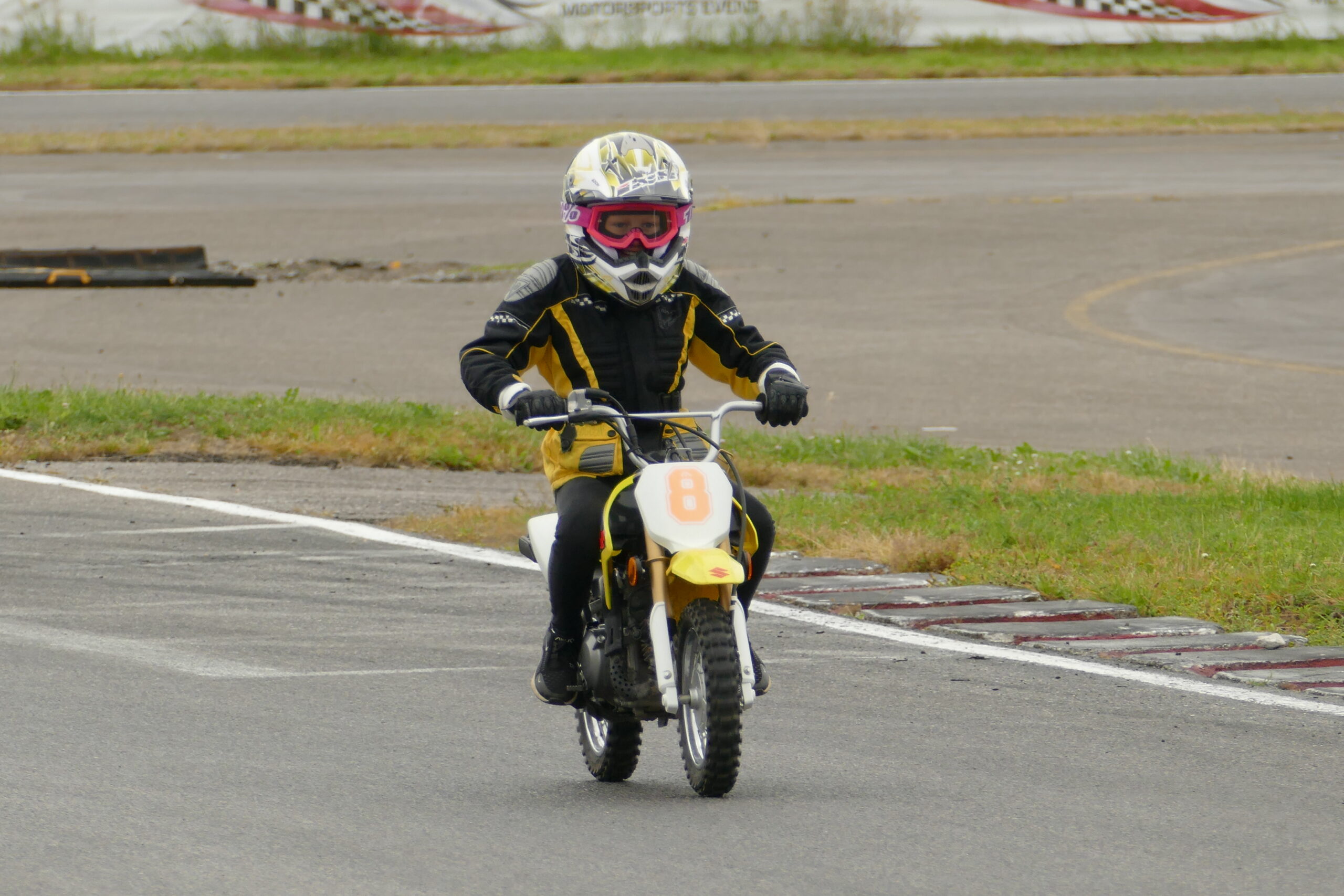 Kind lernt auf kleinem Motorrad fahren